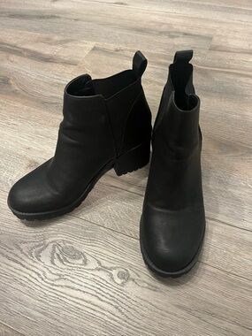 Dirty Laundry Black Chelsea Booties